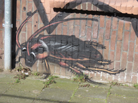 829577 Afbeelding van graffiti met een soort kakkerlak, op de gevel van een leegstaand pand aan de even zijde van de ...